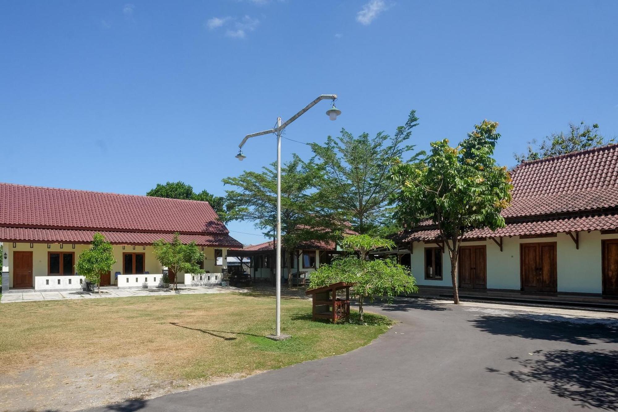 Oyo 2634格里亚比罗沃伊斯兰酒店 Wonosari 外观 照片